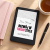 RWTS_ebook_5 E-book „Rozwój w Twoim Stylu” Joanny Tokarczyk wyświetlony na czytniku leżącym na jasnym biurku obok notesu i filiżanki herbaty.