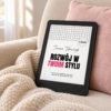 RWTS_ebook_6 E-book „Rozwój w Twoim Stylu” na czytniku ustawionym na jasnym fotelu z różową poduszką i miękkim kocem.
