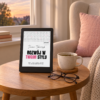 RWTS_ebook_7 Czytnik z e-bookiem „Rozwój w Twoim Stylu” na drewnianym stoliku obok fotela, filiżanki herbaty i okularów.