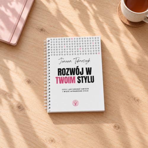 Książka "Rozwój w Twoim Stylu" okladka oddalona na stole